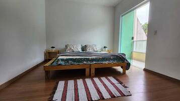3 quartos, escrivaninha, ferros/tĂĄbuas de passar roupa