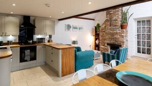 Coffee/tea maker, fridge, microwave, oven - Charming Oxford Cottage (Oxfordshire)