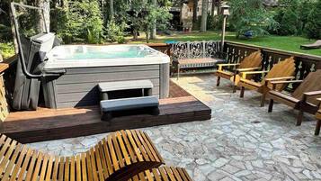 Villa, 5 Bedrooms, Private Pool, Garden View | Outdoor spa tub
