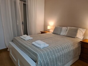 2 bedrooms, travel crib, free WiFi, bed sheets - MR House - Self Check-in (Coimbra)