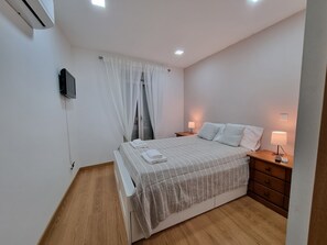2 bedrooms, travel cot, free WiFi, bed sheets