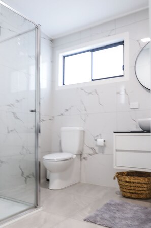 Douche, sèche-cheveux, serviettes fournies, savon