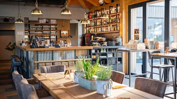 Serveert ontbijt, lunch en diner