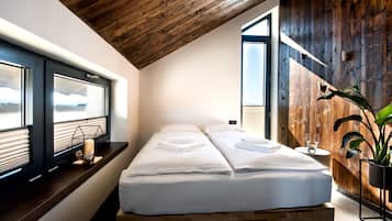 Family Cottage | In-room safe, desk, laptop workspace, blackout drapes