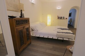 1 dormitorio, tabla de planchar con plancha, wifi