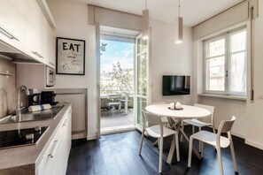 Réfrigérateur, four, plaque de cuisson, cafetière/bouilloire