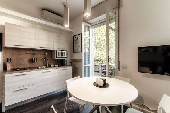 Fridge, oven, stovetop, coffee/tea maker