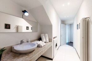 Regadera, secadora de cabello, bidet, toallas 