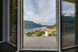Un balcon avec vue sur un lac et des montagnes.