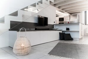 Køleskab, mikrobølgeovn, ovn, kogeplade