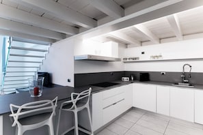 Een koelkast, een microgolfoven, een oven, een kookplaat