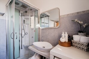 Shower, hair dryer, bidet - Domus - My Home In Como (Como)