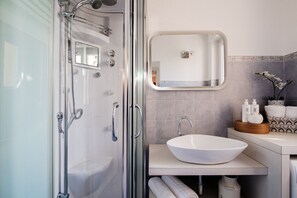 Douche, sèche-cheveux, bidet