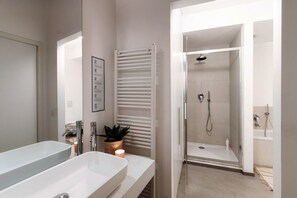 Dusche, Haartrockner, Bidet, Handtücher