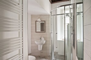 Shower, hair dryer, bidet, towels