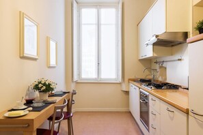 Mikrobølgeovn, ovn, kokeplater og oppvaskmaskin