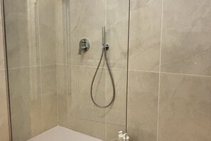 Dusj, hårføner, bidé og håndklær