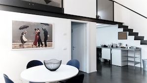 Ein modernes Interieur mit Essbereich, Treppe und Küche.