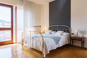 3 عدّة غرف نوم ومكواة/لوح كي وواي فاي وملاءات أسرّة