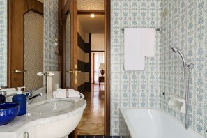 تجهيزات دش، مجففات شعر، مراحيض شطف، مناشف