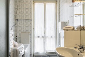 Douche, sèche-cheveux, bidet, serviettes fournies