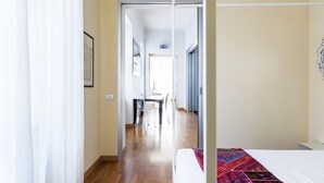 A hotel room with a bed, a desk, and a chair in the background. - Via Rusconi 10 - My Home In Como (Como)