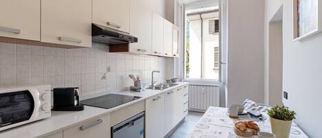 Kühlschrank, Mikrowelle, Ofen, Herdplatte