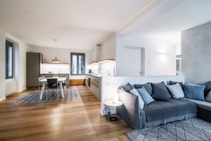 Un apartamento moderno con comedor, cocina y sala de estar.