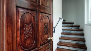 Una porta in legno con elaborate incisioni e una maniglia in ottone.