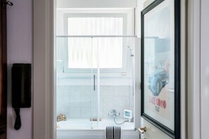 Een douche, een haardroger, een bidet, shampoo