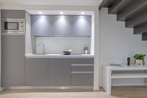 冷蔵庫、電子レンジ、オーブン、コンロ