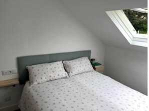1 habitación, tabla de planchar con plancha, wifi gratis y ropa de cama 