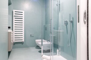 Dusj, hårføner og bidé