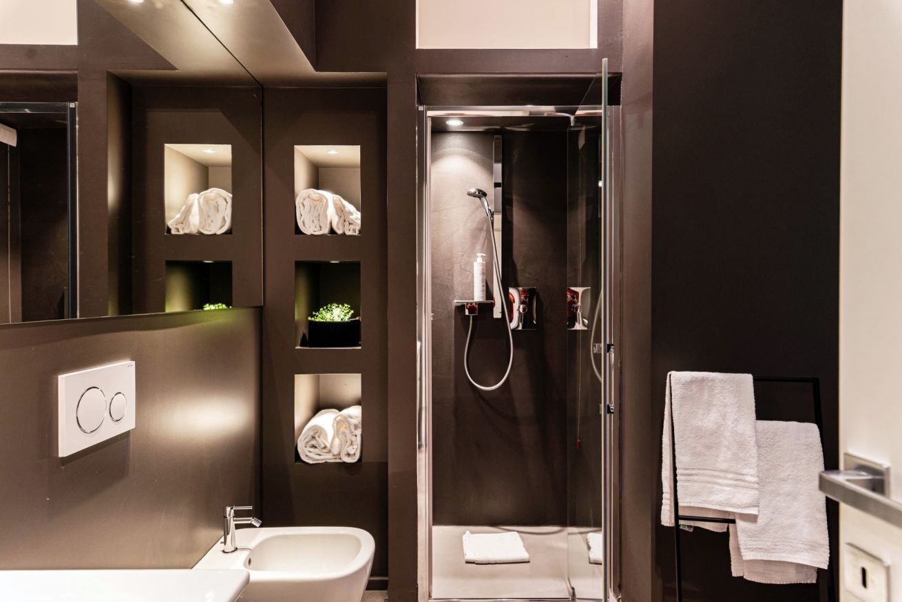 Douche, articles de toilette (gratuits), séchoir à cheveux, bidet