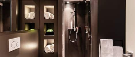 Dusche, kostenlose Toilettenartikel, Haartrockner, Bidet