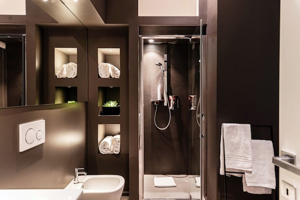 Doccia, set di cortesia gratuito, asciugacapelli, bidet