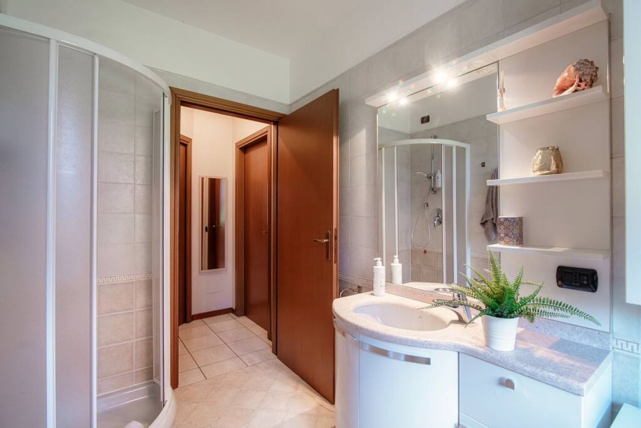 Een douche, een haardroger, een bidet, shampoo