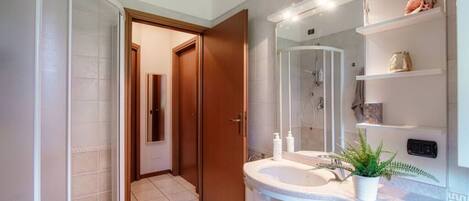Douche, séchoir à cheveux, bidet, shampooing