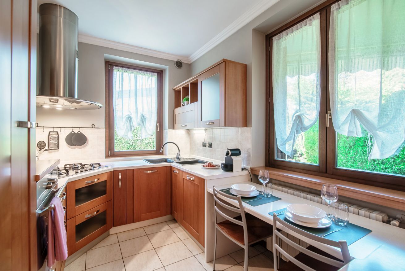 Kühlschrank, Ofen, Geschirrspüler, Wasserkocher mit Kaffee-/Teezubehör