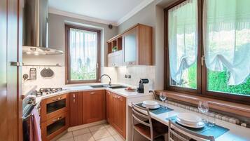 Kühlschrank, Ofen, Geschirrspüler, Wasserkocher mit Kaffee-/Teezubehör