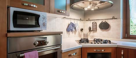 Fridge, oven, dishwasher, coffee/tea maker