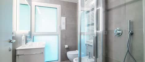 Dusche, Haartrockner, Bidet