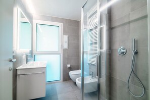 Ducha, secador de pelo y bidé