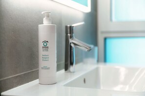 Ducha, secador de pelo y bidé