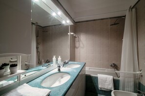 A bathroom with two sinks, a shower, and a bathtub. - Florissa - My Home In Como (Blevio)