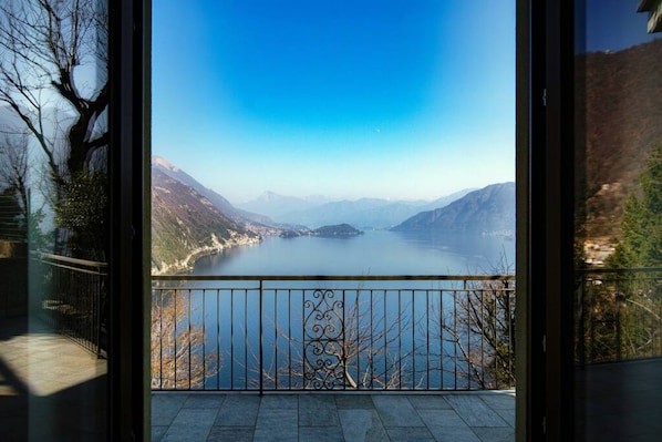 A balcony with a view of a lake surrounded by mountains. - Argegno Wonderful View - My Home In Como (Argegno)