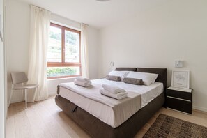 2 عدّة غرف نوم وواي فاي وملاءات أسرّة