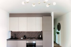 Réfrigérateur, un four, surface de cuisson, lave-vaisselle