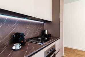 Kjøleskap, ovn, kokeplater og oppvaskmaskin