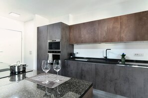 Refrigerador, horno, lavavajillas y cafetera y tetera 